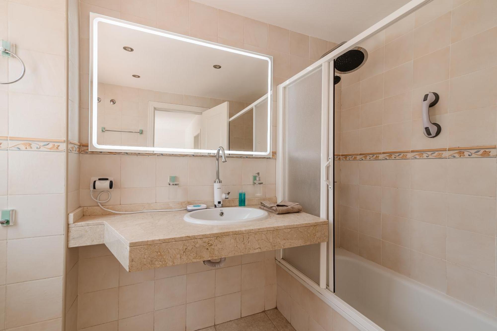 Comfortable 4-Bedroom Villa With Private Gardens Costa Adeje  Esterno foto
