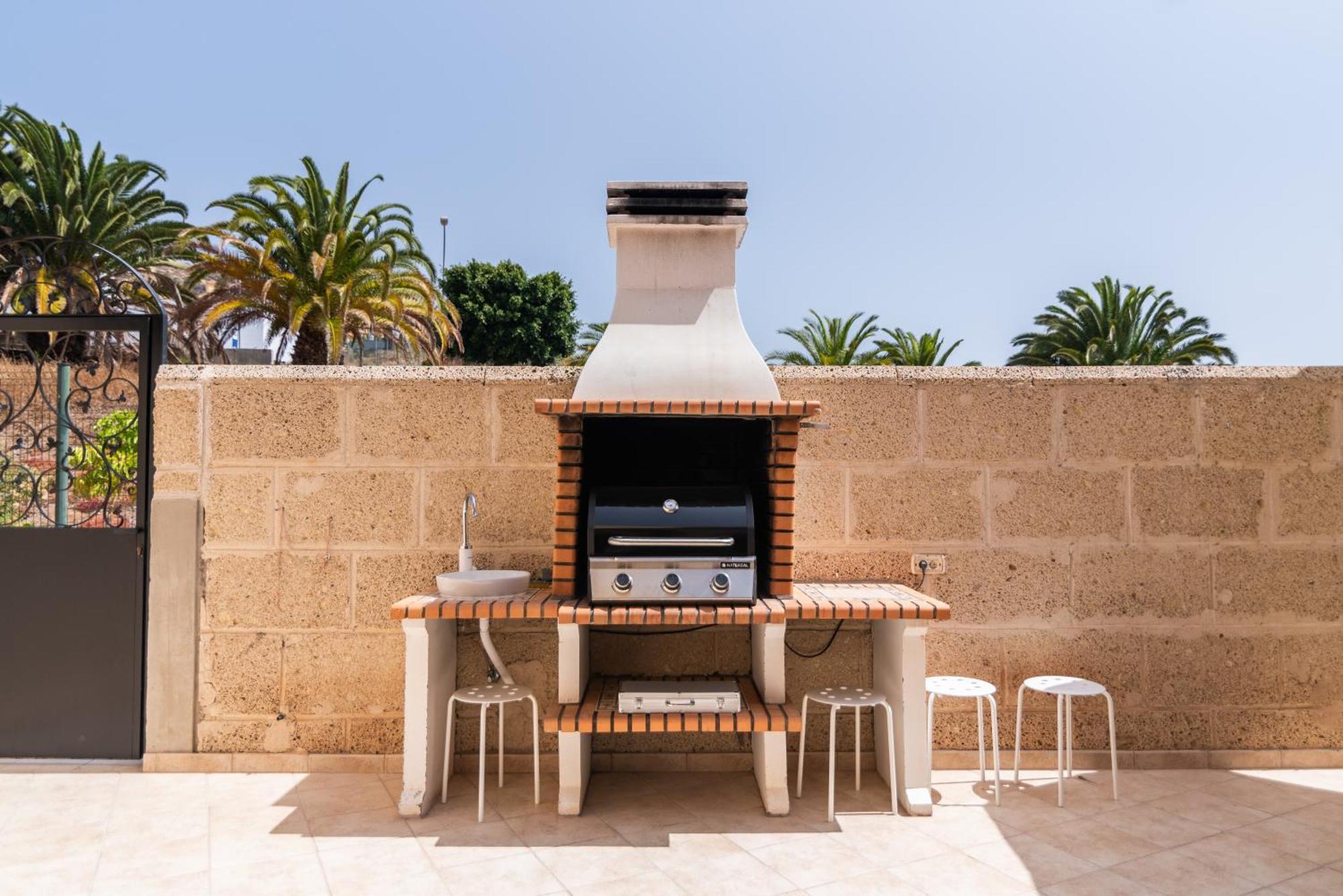 Comfortable 4-Bedroom Villa With Private Gardens Costa Adeje  Esterno foto