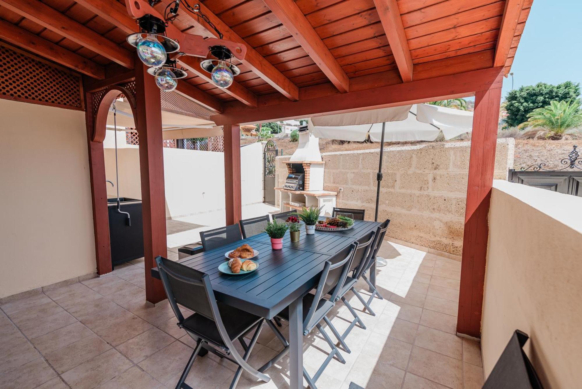 Comfortable 4-Bedroom Villa With Private Gardens Costa Adeje  Esterno foto