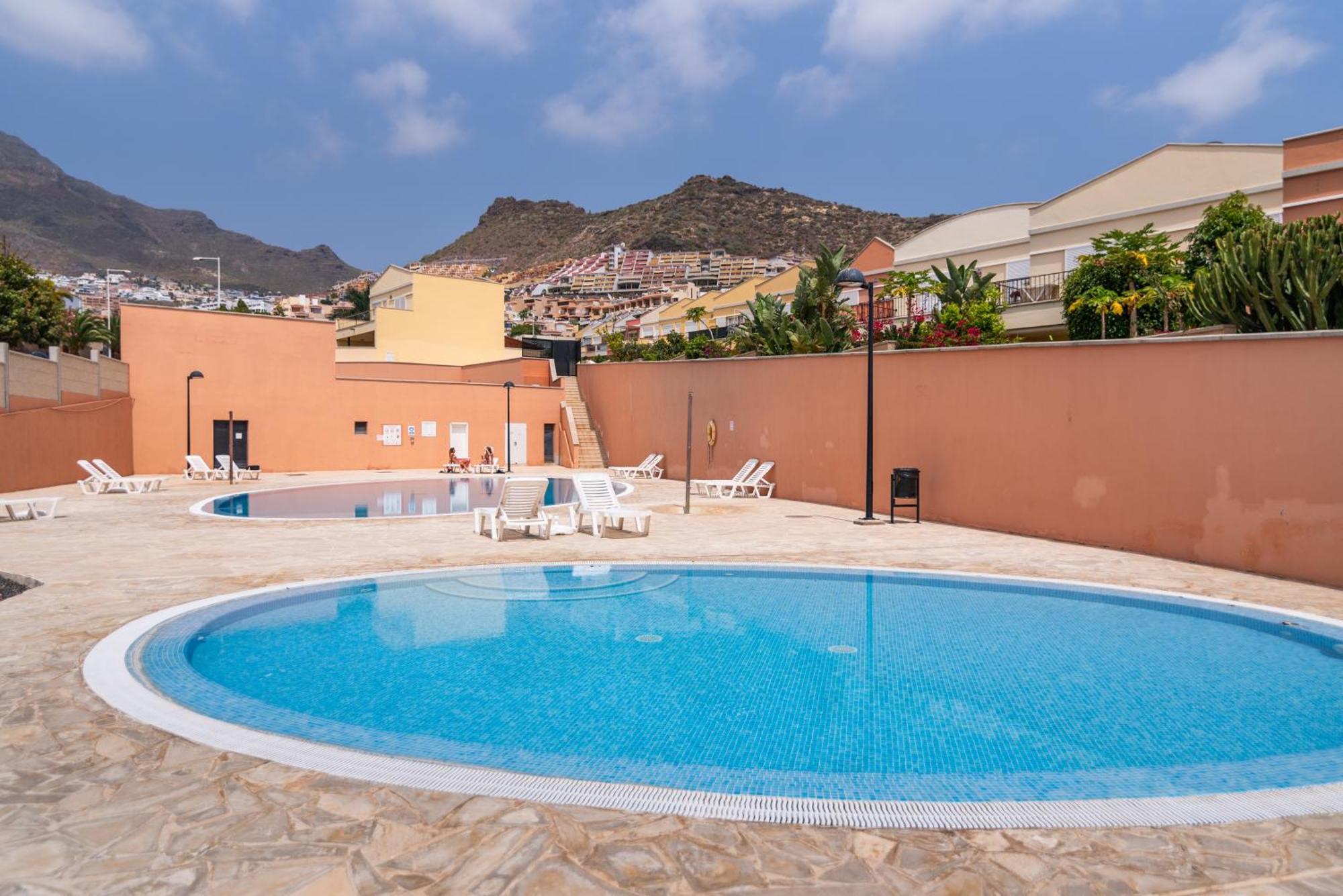 Comfortable 4-Bedroom Villa With Private Gardens Costa Adeje  Esterno foto