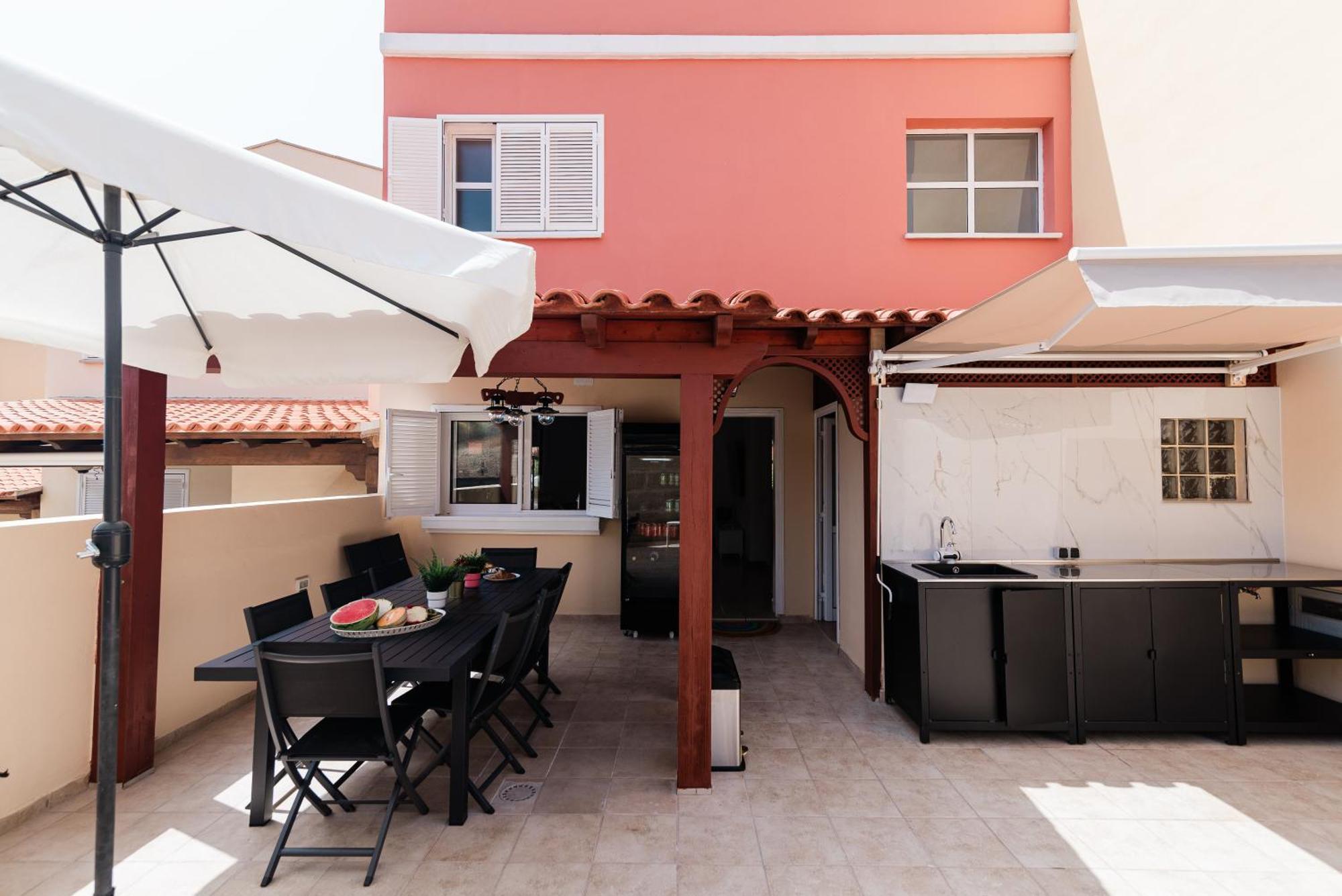 Comfortable 4-Bedroom Villa With Private Gardens Costa Adeje  Esterno foto